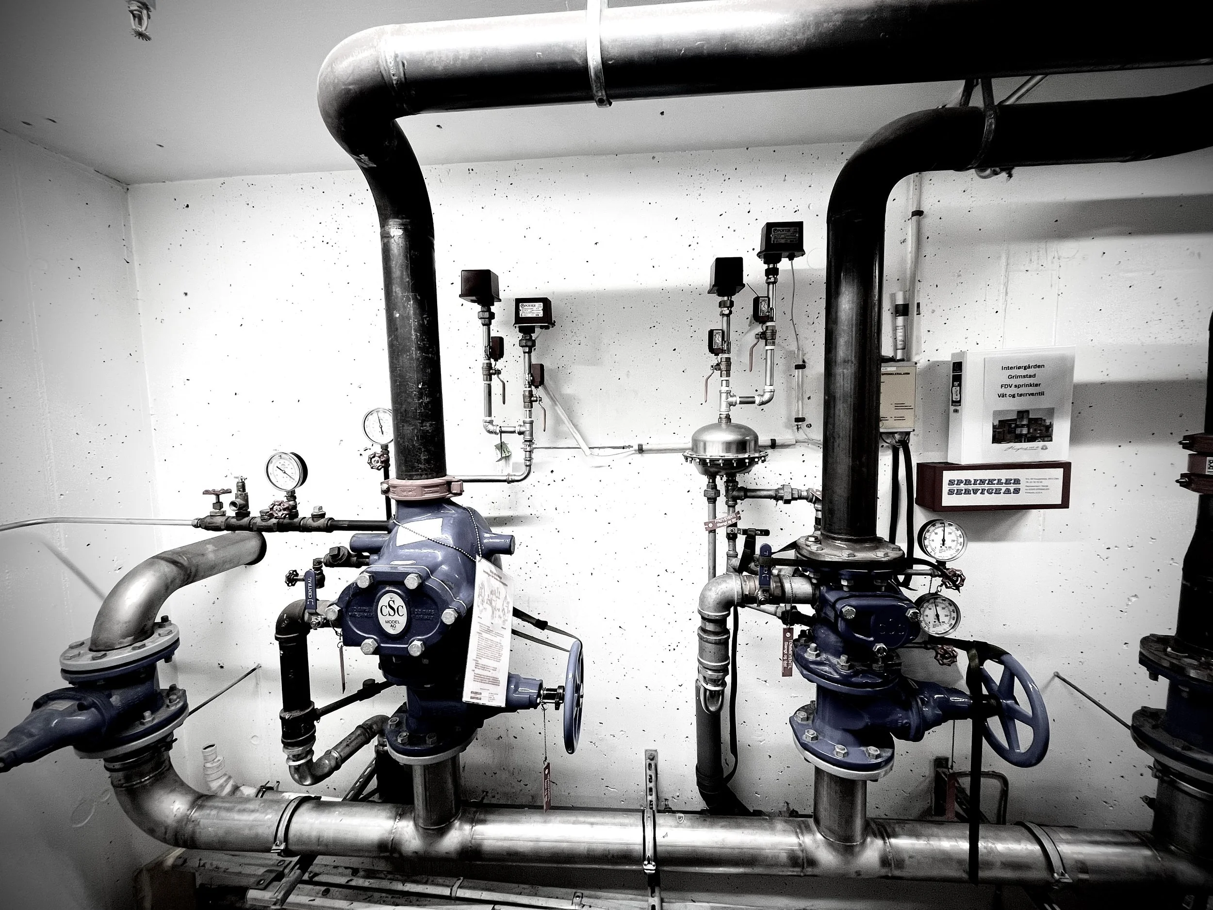 Nærbilde av en brannslangehode som er montert i taket.