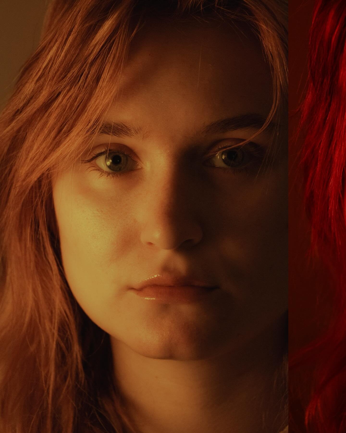 Life in fiction - scenes that exist somewhere between daydreams, books and movie scenes.
Red light, close-ups and a bit of editing to create a scene straight out of a movie💡
#visualstorytelling #coverart #portraitshooting #cinematography