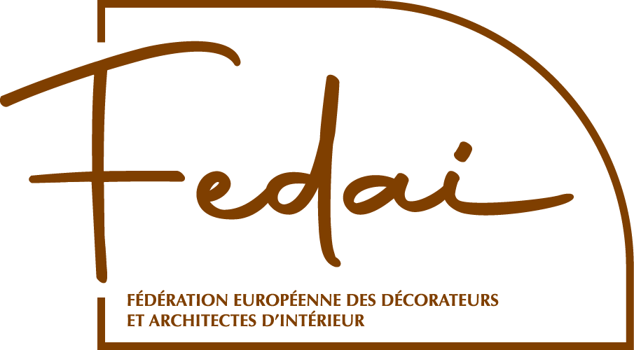 Le logo de la Fédération Européenne des Décorateurs et Architectes d'Intérieur avec le texte 'Fedaï' en cursive et un cadre rectangulaire arrondi en brun.