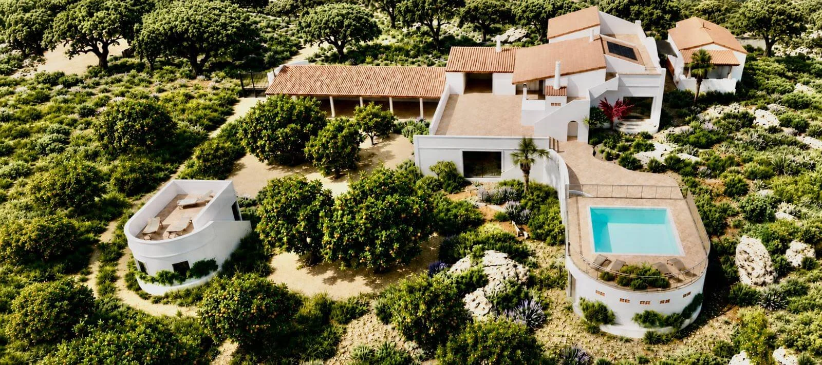 Vue aérienne d'une grande propriété résidentielle avec plusieurs bâtiments blancs, un bassin de piscine, de nombreux arbres et végétation luxuriante.