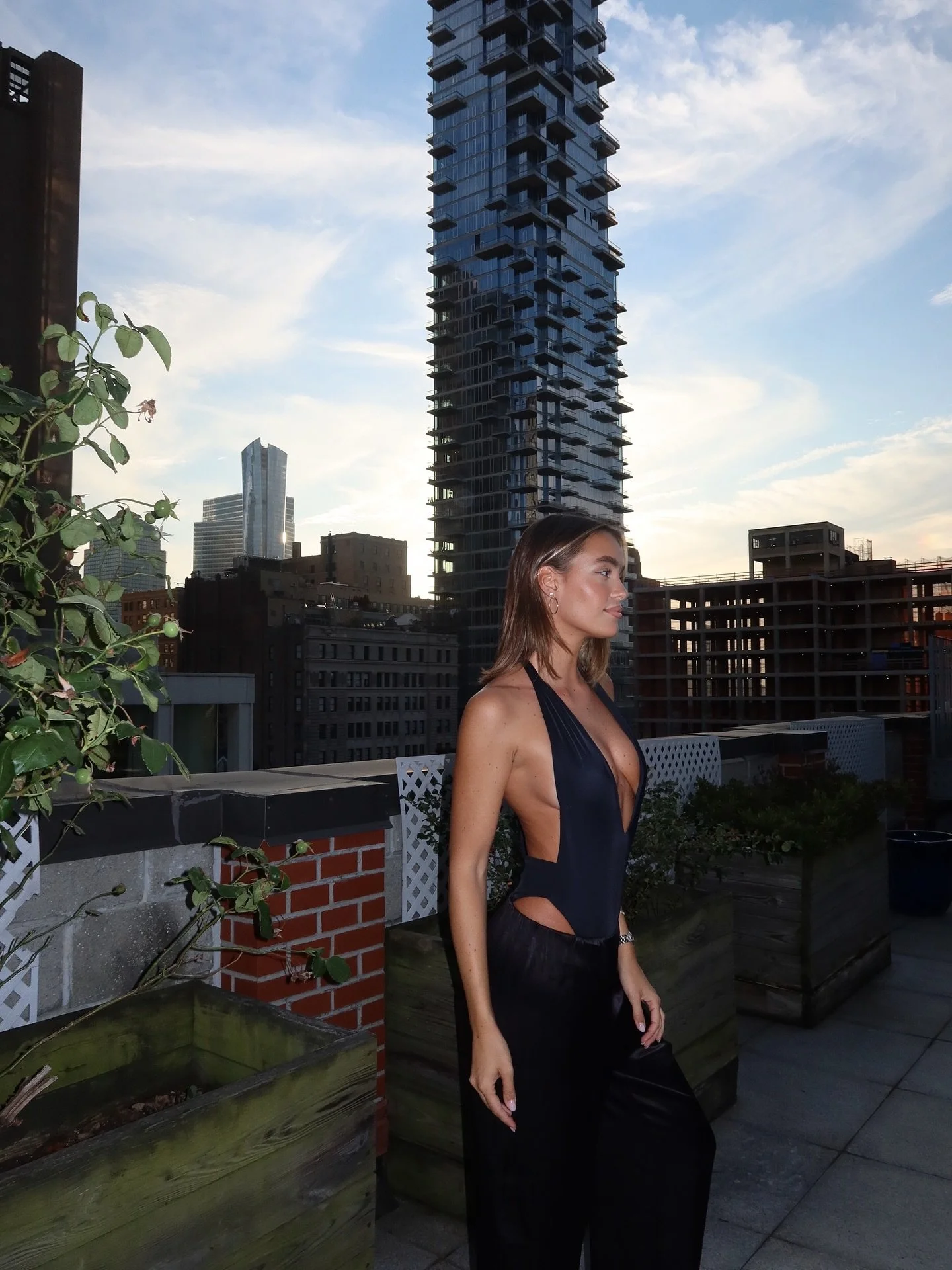 Amalfi one piece styled perfectly by @melissacuc 🖤

#nyfw #newyorkcity #manhattan #skyline #blackswimsuit #onepiece #sustainableluxury #magazineeditor #fashiondiary