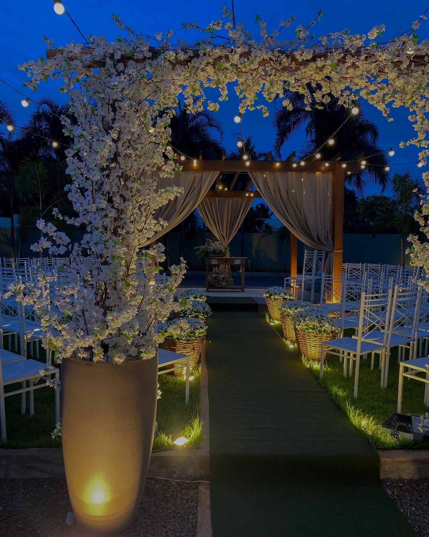O charme que transforma o seu evento em algo inesquec&iacute;vel! ✨

Nosso pergolado &eacute; o diferencial perfeito para criar um ambiente elegante e acolhedor. Seja para cerim&ocirc;nias, recep&ccedil;&otilde;es ou fotos incr&iacute;veis, ele d&aac