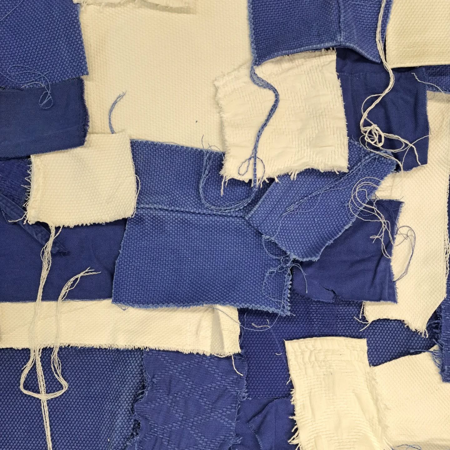 Test test test... 🎤🐛 *ahem, prototyping atm*
&bull;
#textileart #graduationproject #graduationprocess #deconstruction #process #artacademy #academylife