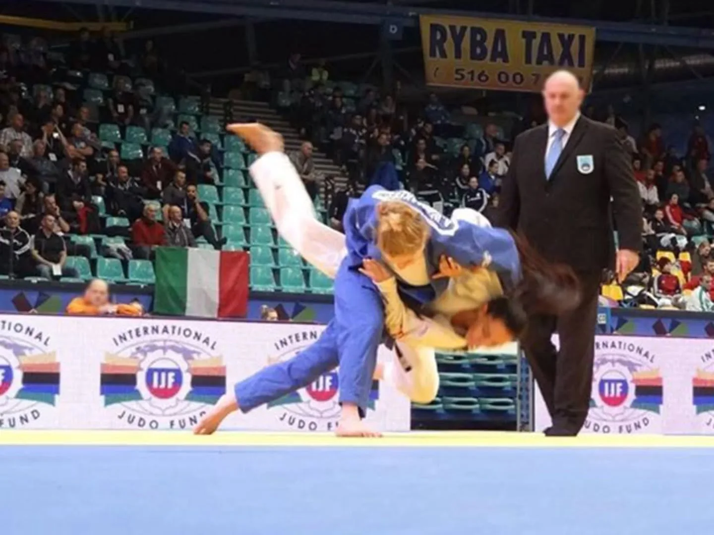 Sport kan tegelijk krachtig en kwetsbaar zijn. Ik ben gaan zoeken naar structuren van een verborgen systeem in mijn persoonlijk archief. Hier vond ik in oude foto&rsquo;s sporen van stilte die tot de dag van vandaag nogsteeds de macht hebben.

📍 Kat