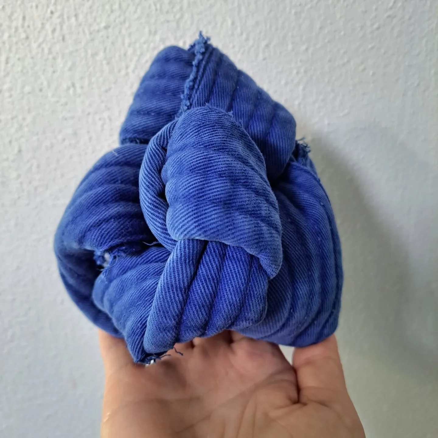 In 'Layers of Silence' gebruik ik materialen die de sporen van een beladen geschiedenis dragen, om een nieuwe taal te cre&euml;ren en de stilte eindelijk te doorbreken.

📍 Katoenhuis, Rotterdam
📅 10, 11 en 12 juli 2025
&deg;
&deg;
#afstudeerexposit