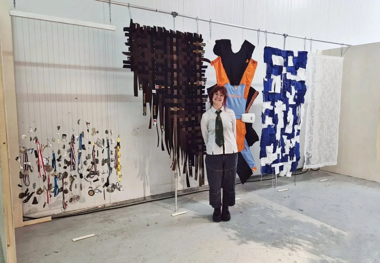 In Layers of Silence ben ik op zoek gegaan naar systemen van zwijgen en structuren waarin macht de bovenmacht speelt. Mijn eigen ervaringen vormden het startpunt. Het was spannend om dit zo persoonlijk en zichtbaar te maken, maar juist de gesprekken 