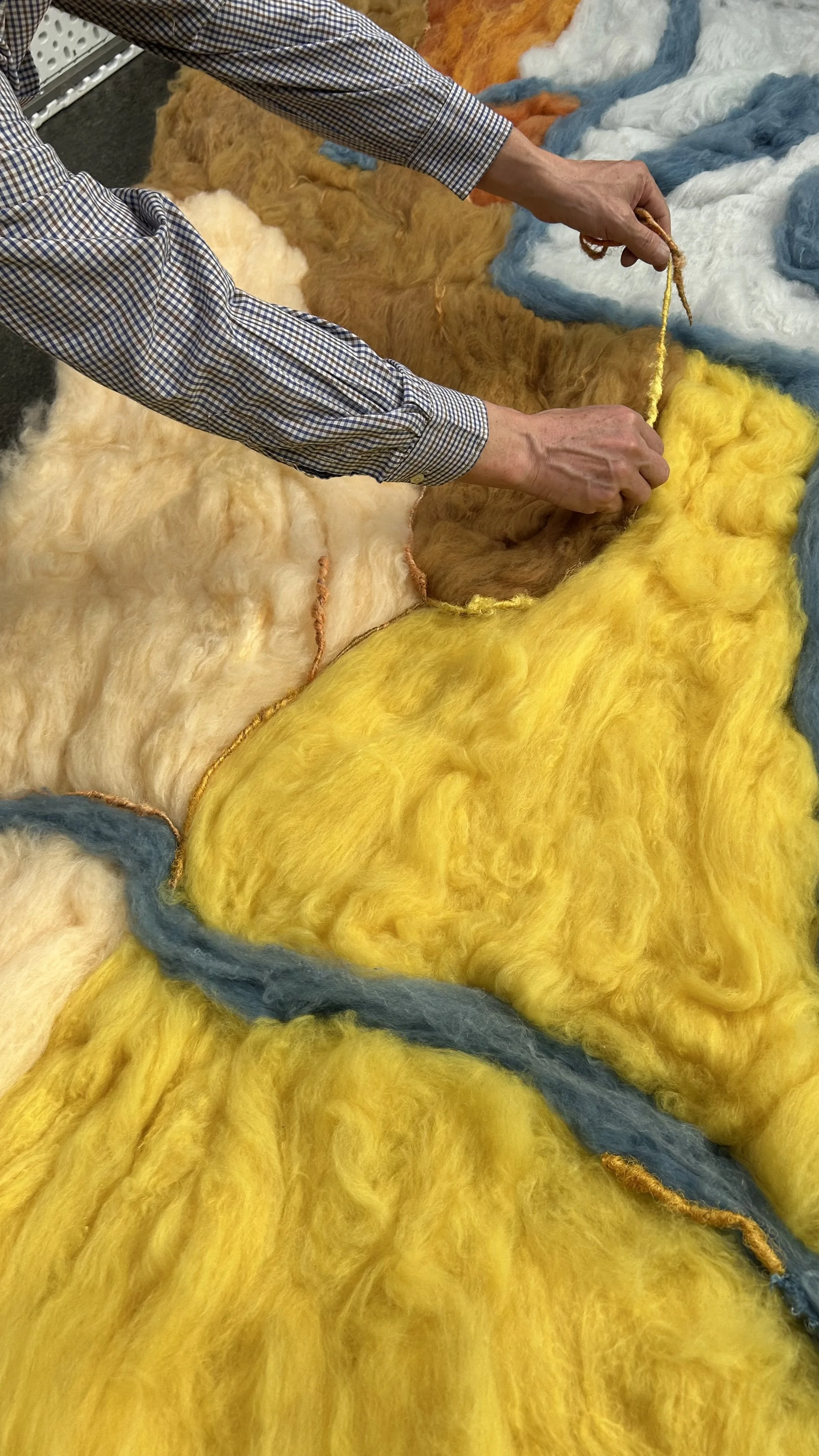 een akoestisch paneel maken door wol te vilten tot een kunstwerk