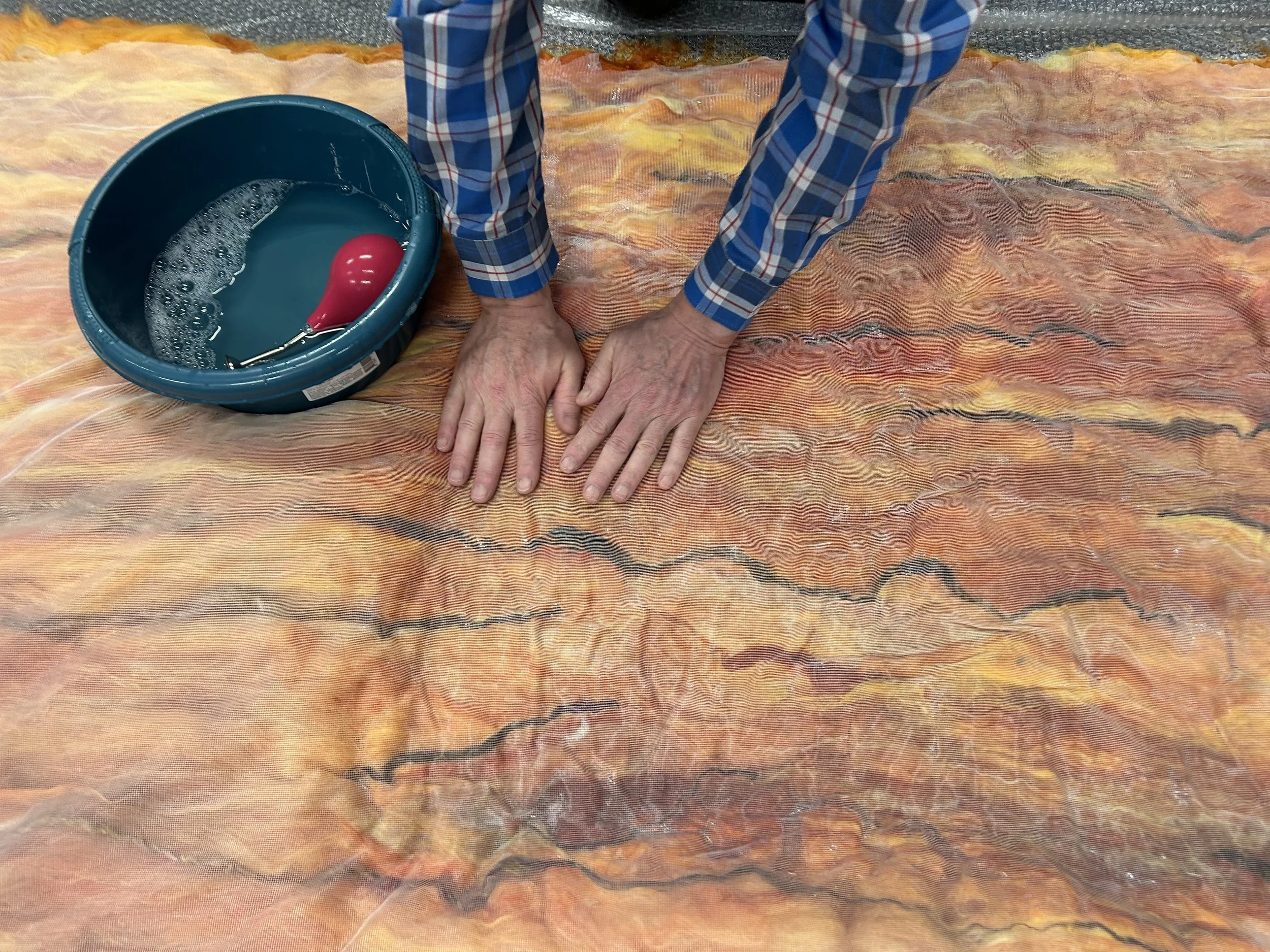 een akoestisch paneel van gevilte wol is een kunstwerk en  vereist handenarbeid en vakmanschap van een ambachtsman