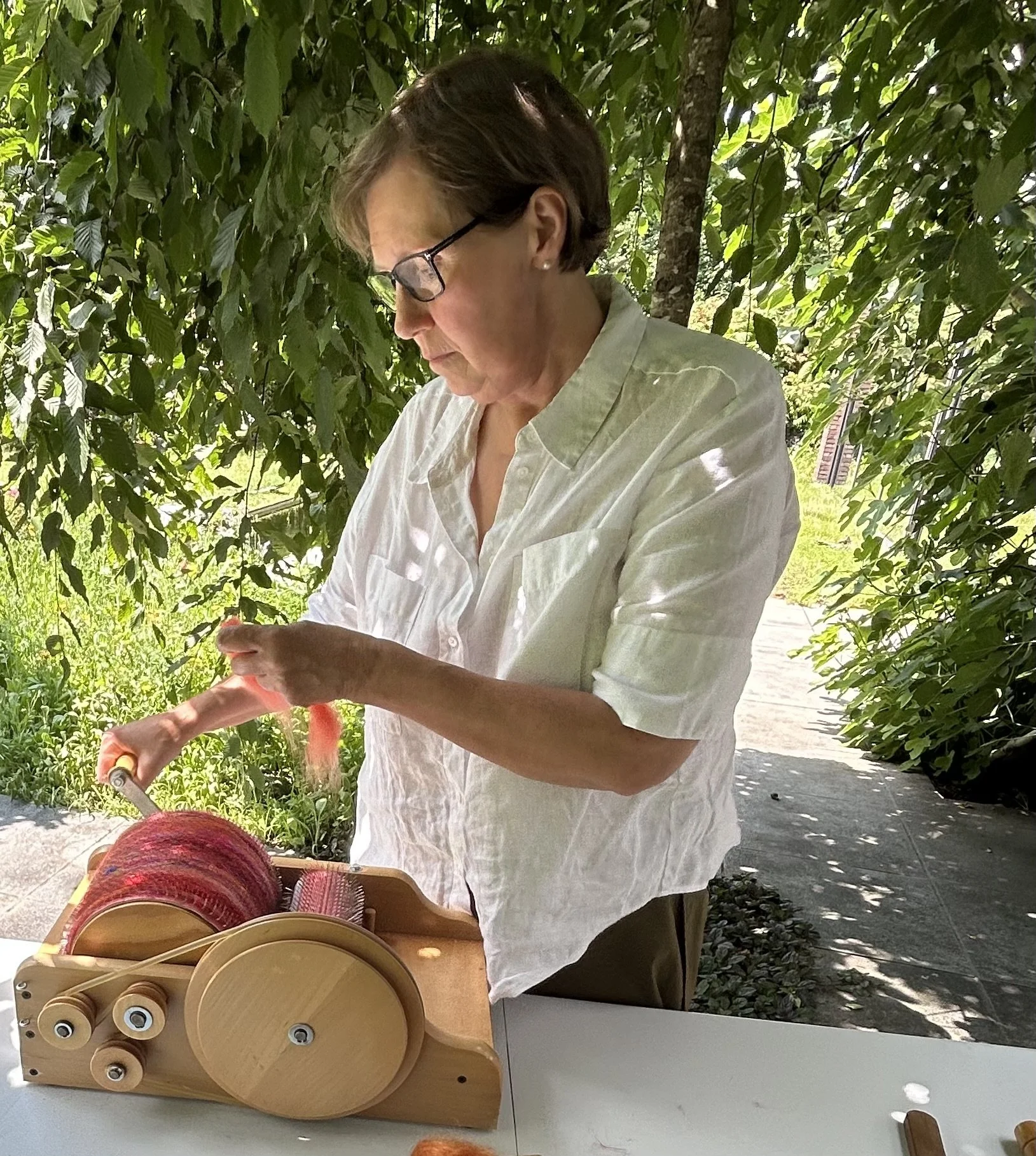 Een akoestisch paneel als kunstwerk vereist het mengen van wol met verschillende kleuren