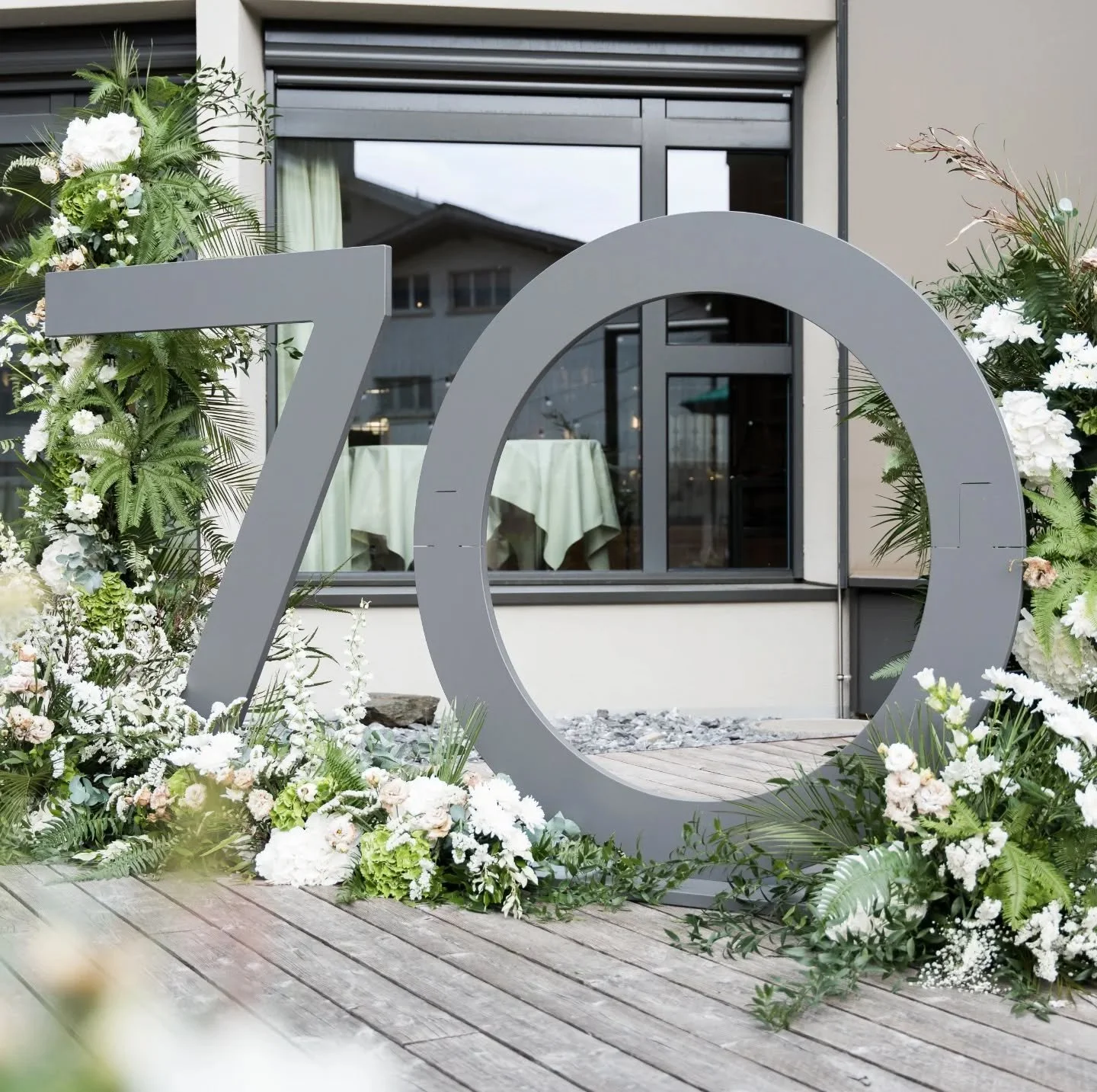 | JUBIL&Auml;UMSFEIER |

Bereits schon 3 Monate sind vergangen, seit wir das 70 Jahrejubil&auml;um der @rolf_schubiger_kuechen in den B&uuml;ndner Bergen dekorieren durften.
Die Dekoration des Restaurants f&uuml;r den Abend sollte elegant sein, zum D