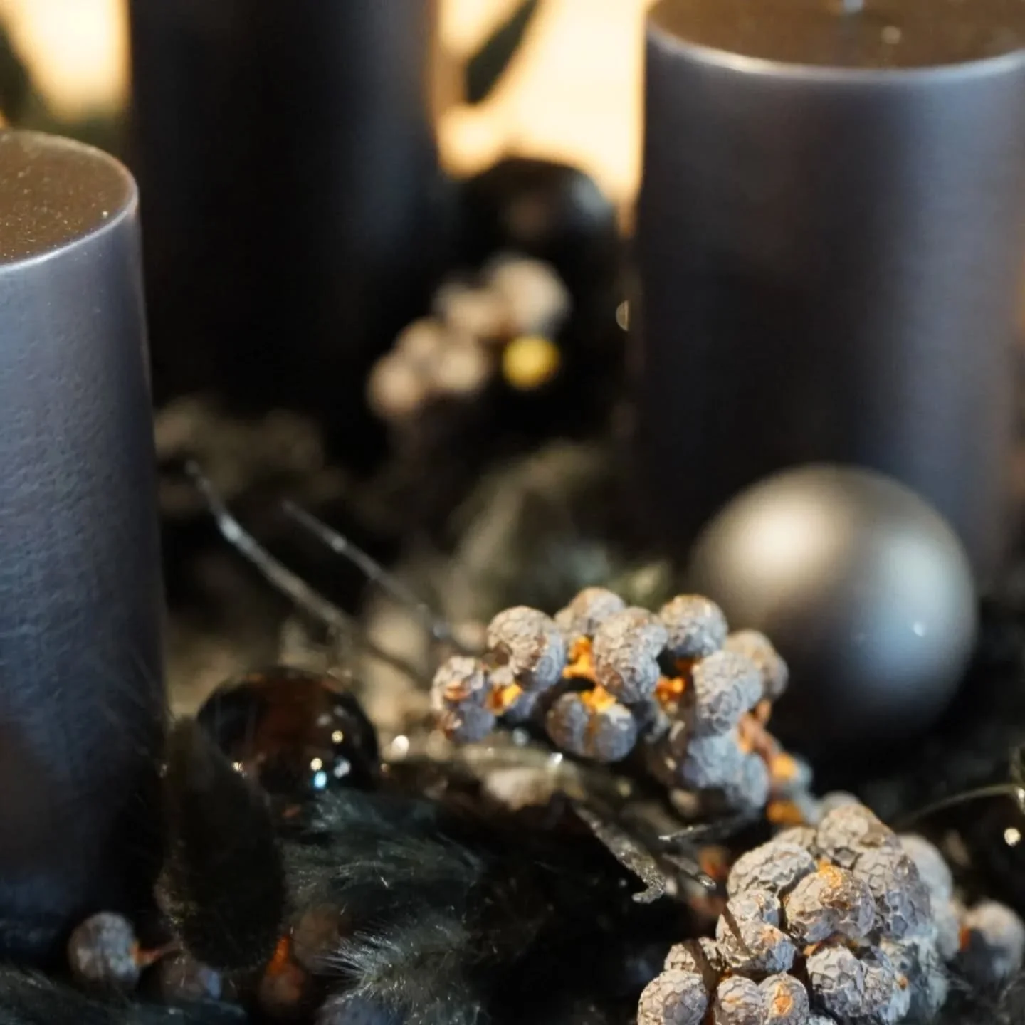 ADVENT, ADVENT, EIN KERZLEIN BRENNT.

Bei uns glitzert und g&auml;nzlich es schon &uuml;berall. Wir stehen mitten in Tannenzweigen und Christbaumkugeln und bereiten alles f&uuml;r den Advent vor.
N&auml;chstes Wochenende 22.&amp;23. November &ouml;ff