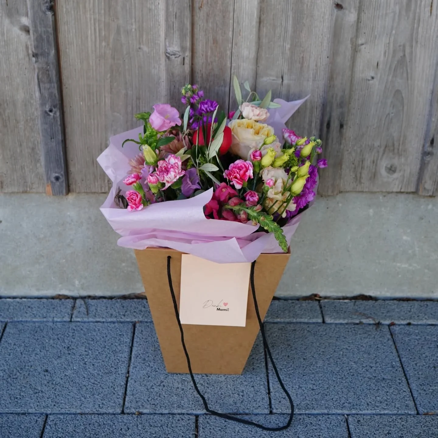 FLOWERBAG

Unsere Flowerbags zum Muttertag.
Praktisch zum mitnehmen und verschenken. Sie stehen in der T&uuml;te im Wasser und sind darum ideal wenn ihr noch mit eurem Mami unterwegs seid.

#flowerlove #flowers #mothersday #mothersdayflowers #flowerb