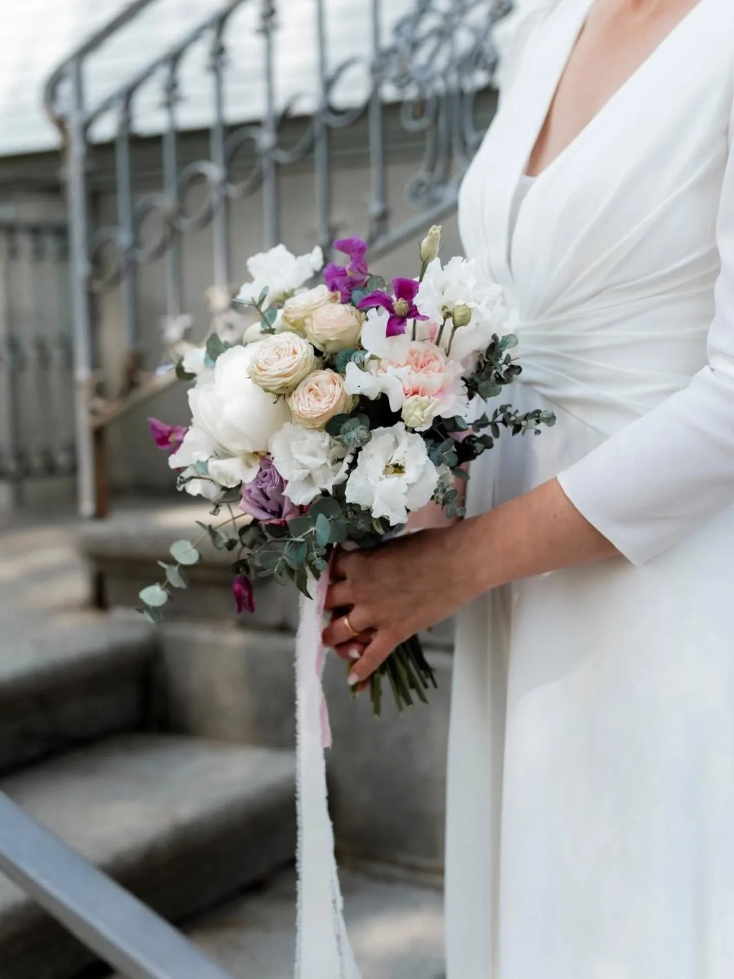 Danke Marina &amp; Fabian, dass wir euren grossen Tag schm&uuml;cken durften!

Die Deko war ganz leicht und elegant. Mehr braucht es in solch sch&ouml;nen Locations gar nicht! @auenland.stories
Danke f&uuml;r die sch&ouml;nen Bilder. ♡ @nathalie.foto