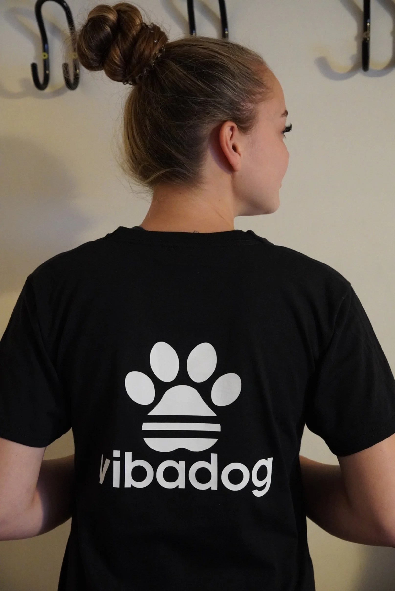 ViBaDog T-Shirt getragen mit Aufdruck leicht rechts