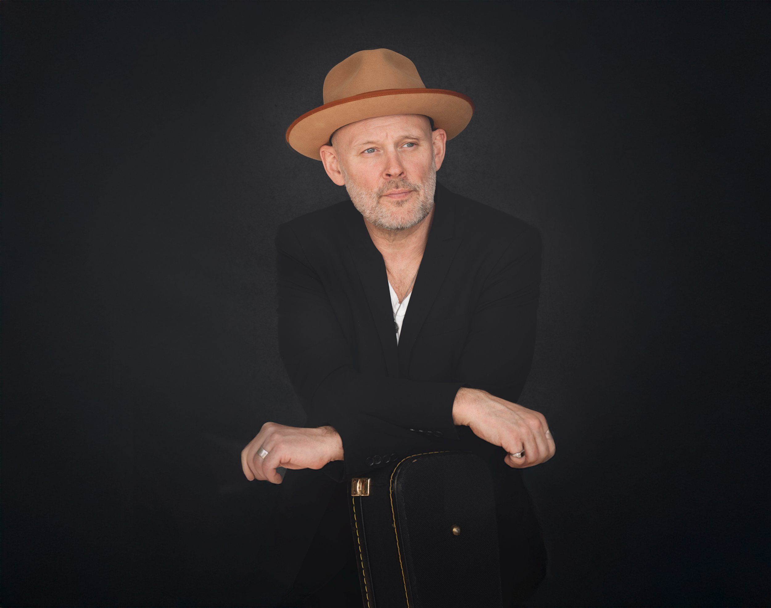Ditlev Ulriksen med guitar - live musik