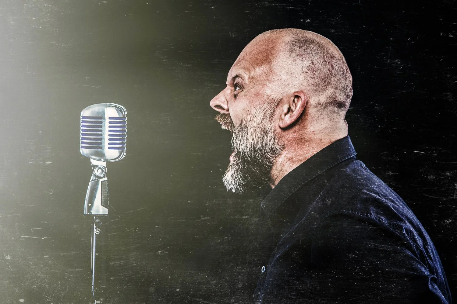 Ditlev Ulriksen synger ved en mikrofon