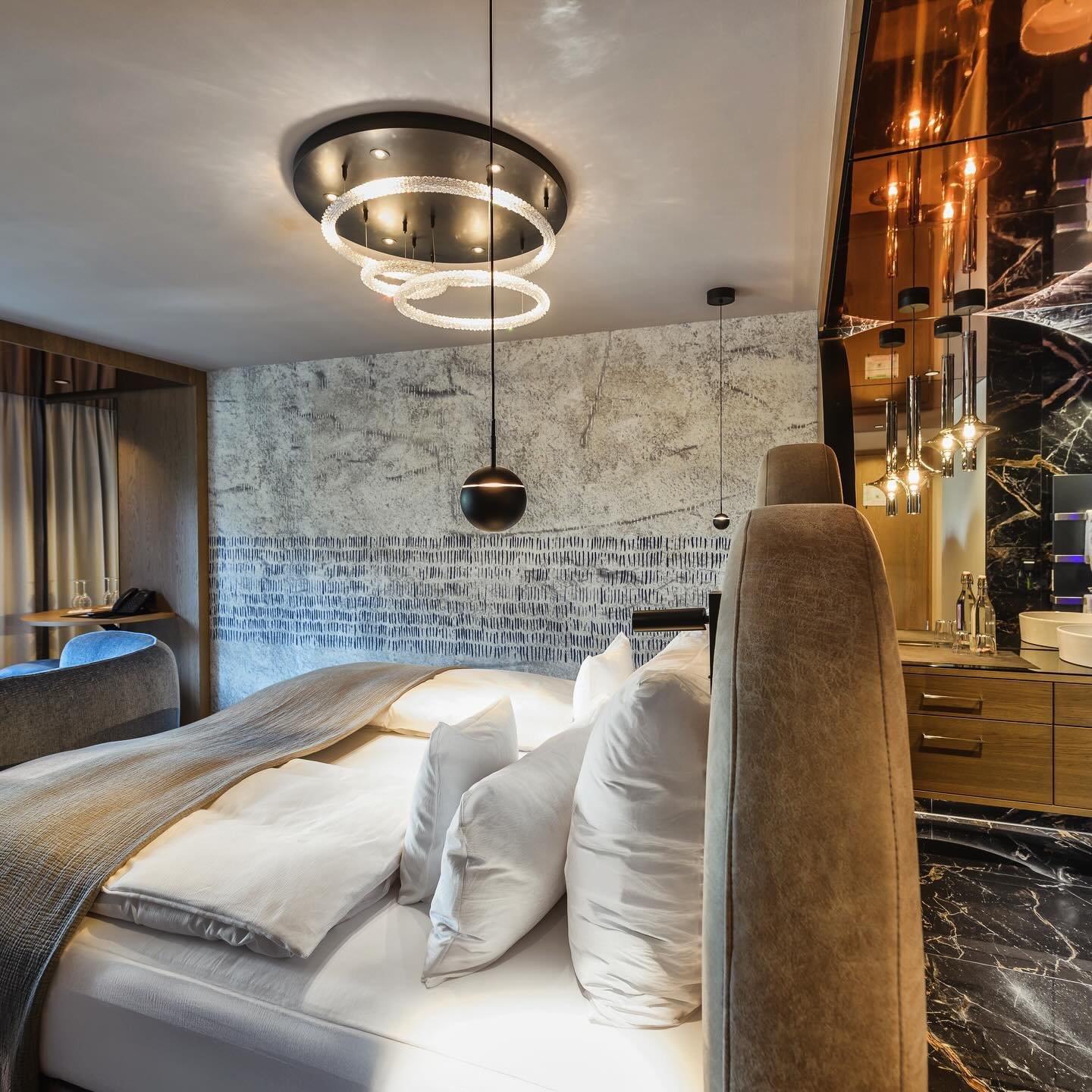 💎✨ **Luxus trifft Handwerkskunst** ✨💎
Entdeckt die magische Atmosph&auml;re im @hotelwinzer mit unserer neuesten Lampe &ndash; handgefertigt aus exquisiten Vollschliffkristallen! ✨🏨
Diese strahlende Sch&ouml;nheit wurde mit viel Liebe und Hingabe 