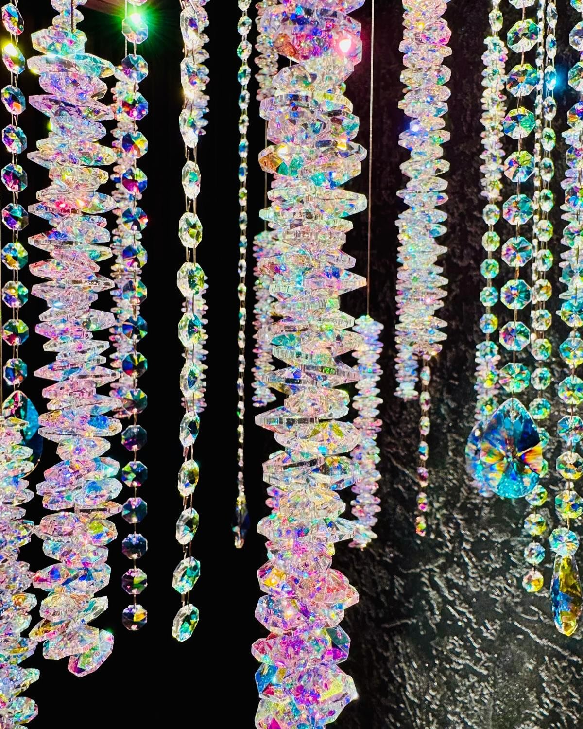 ✨ Taucht ein in die magische Welt des Lichts! Diese perlmutt schimmernden Vollschliff-Kristalle verwandeln jede Leuchte in ein strahlendes Meisterwerk. Jedes Funkeln erz&auml;hlt eine eigene Geschichte und bringt ein St&uuml;ckchen Magie in unseren A
