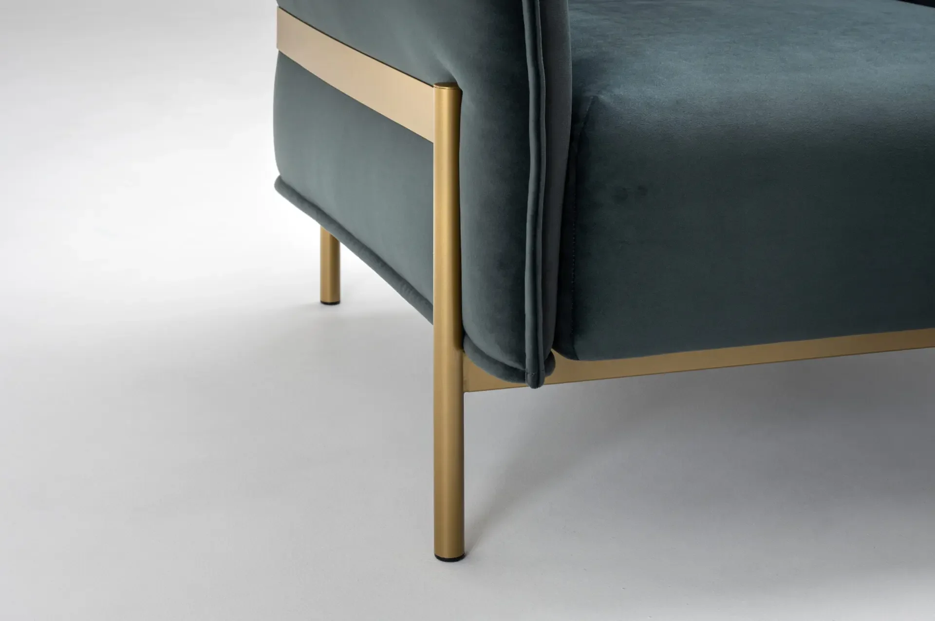 Close-up of lower brass frame and leg detail on Trica Le Beaumont Chair