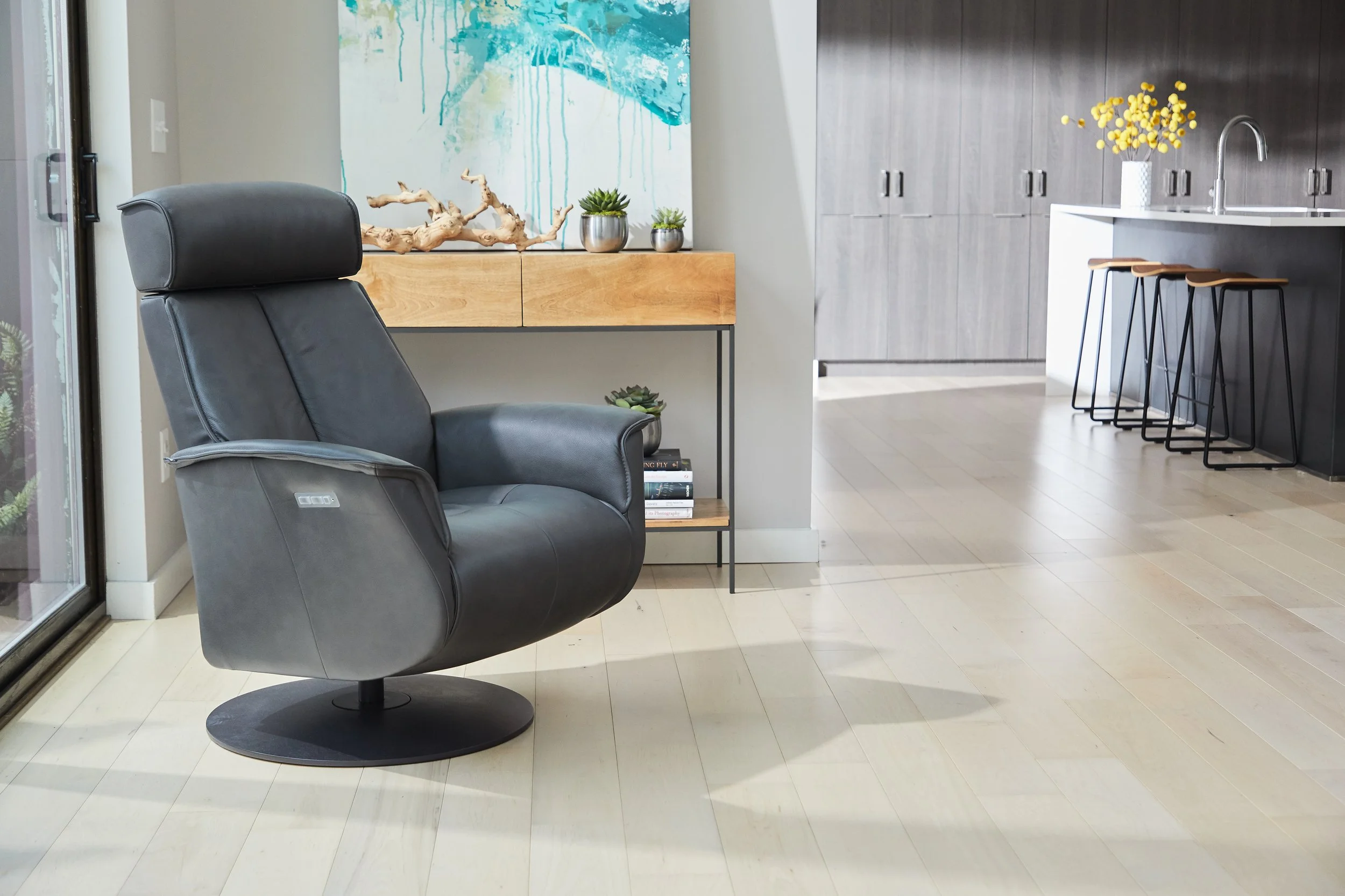 Fjords Bo Recliner in black leather in modern living room