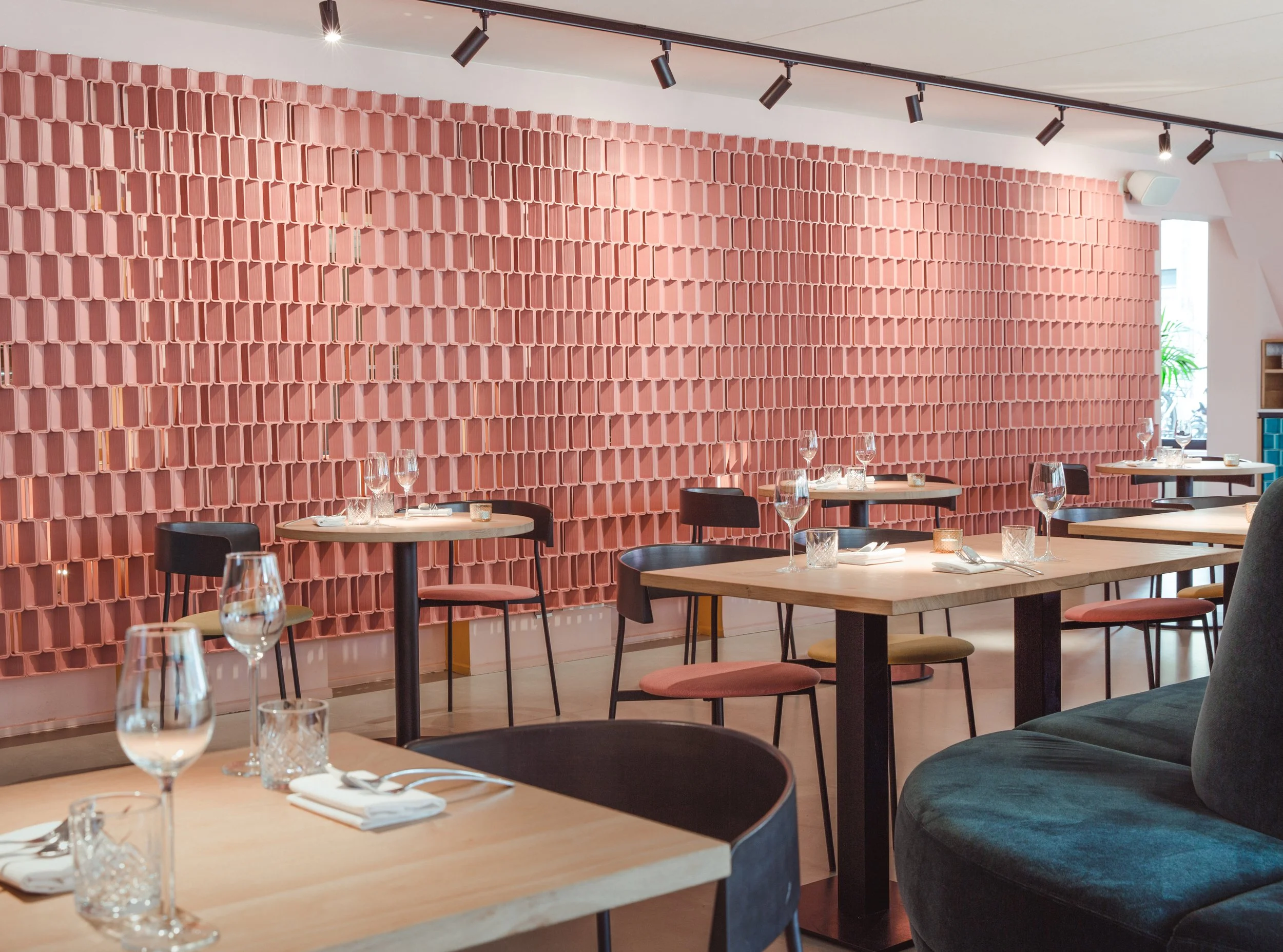 Terra-cotta 3D printed Nazka Screen between tables at Restaurant Nazka, Amsterdam, designed by Meeder Ontwerpers.