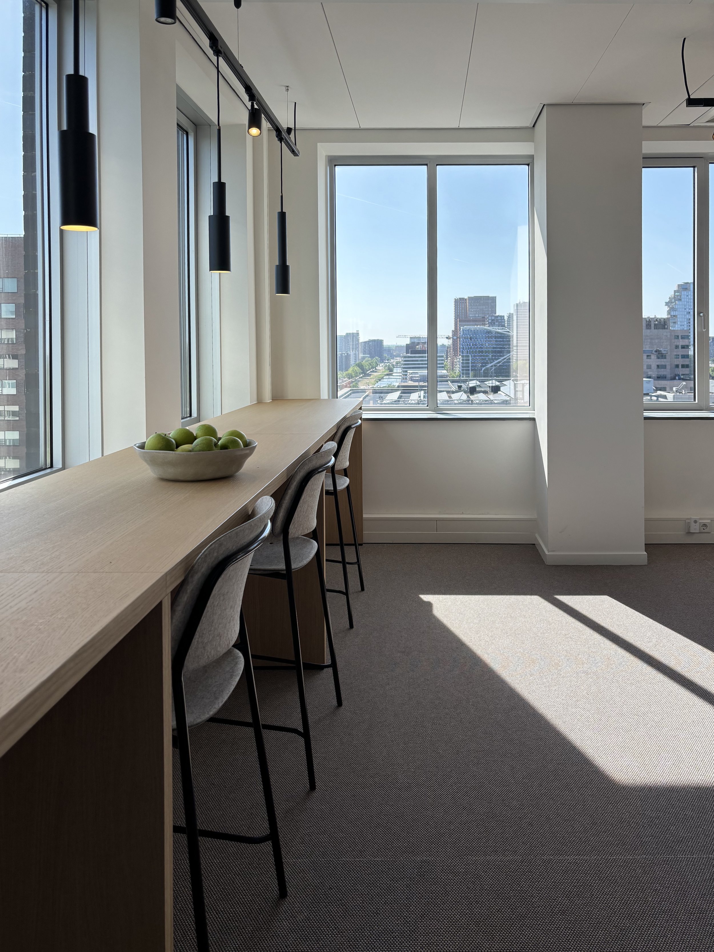Window seat with view over Zuidas at Garbe Institutional office, Amsterdam, designed by Meeder Ontwerpers.