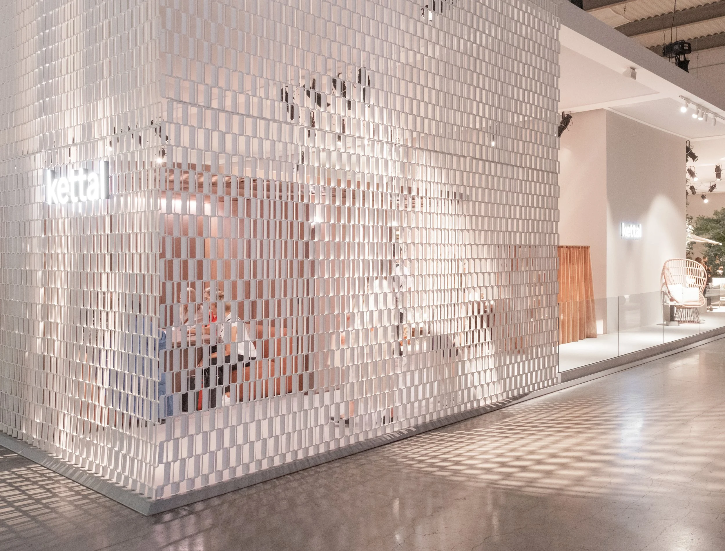 White Nazka Screen 3D printed facade at Kettal stand in Milan, designed by Meeder Ontwerpers X Studio Michiel Wijnen and produced by Aectual.