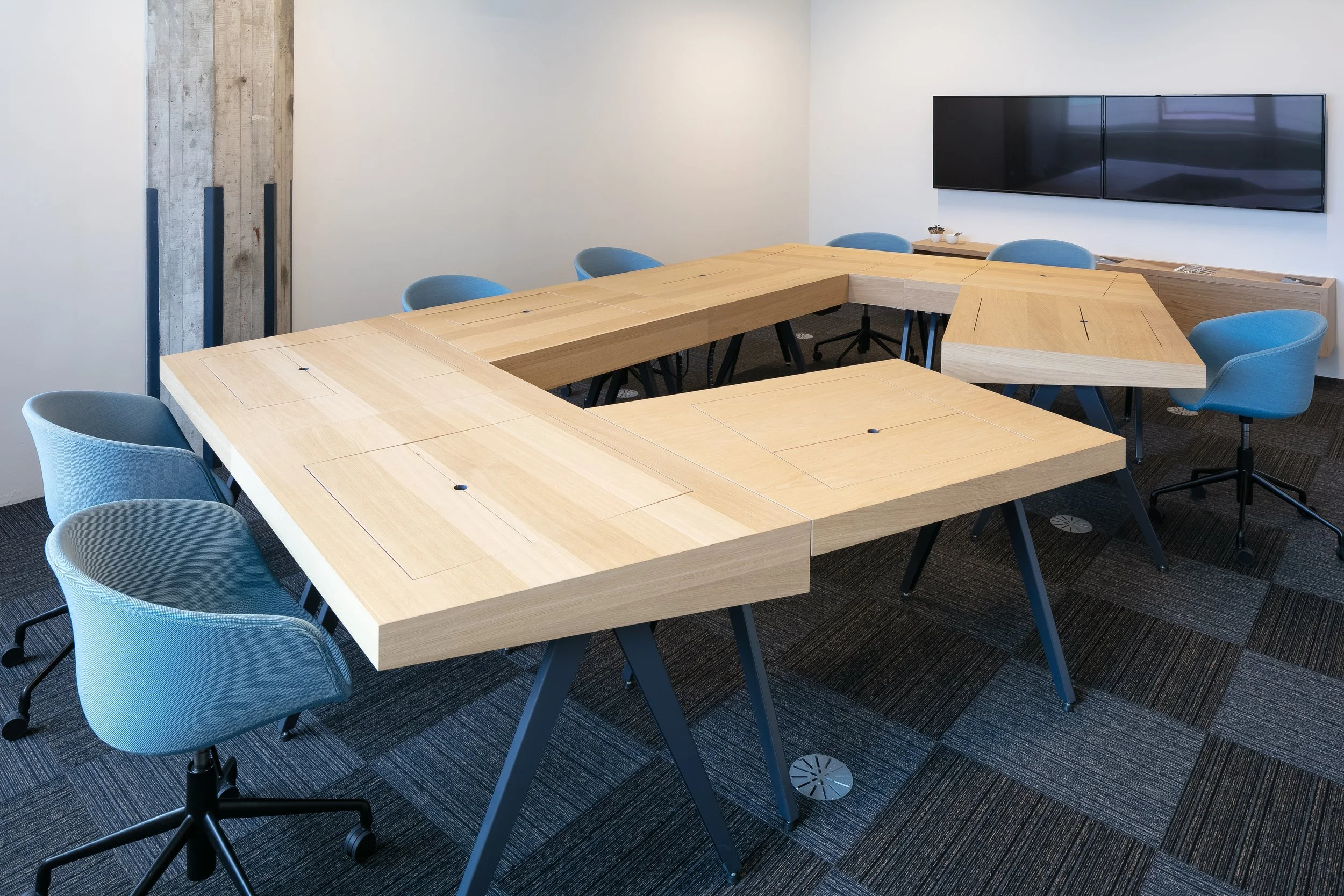 Training room with multifunctional desk at Yuki HQ office, Rotterdam, designed by Meeder Ontwerpers.
