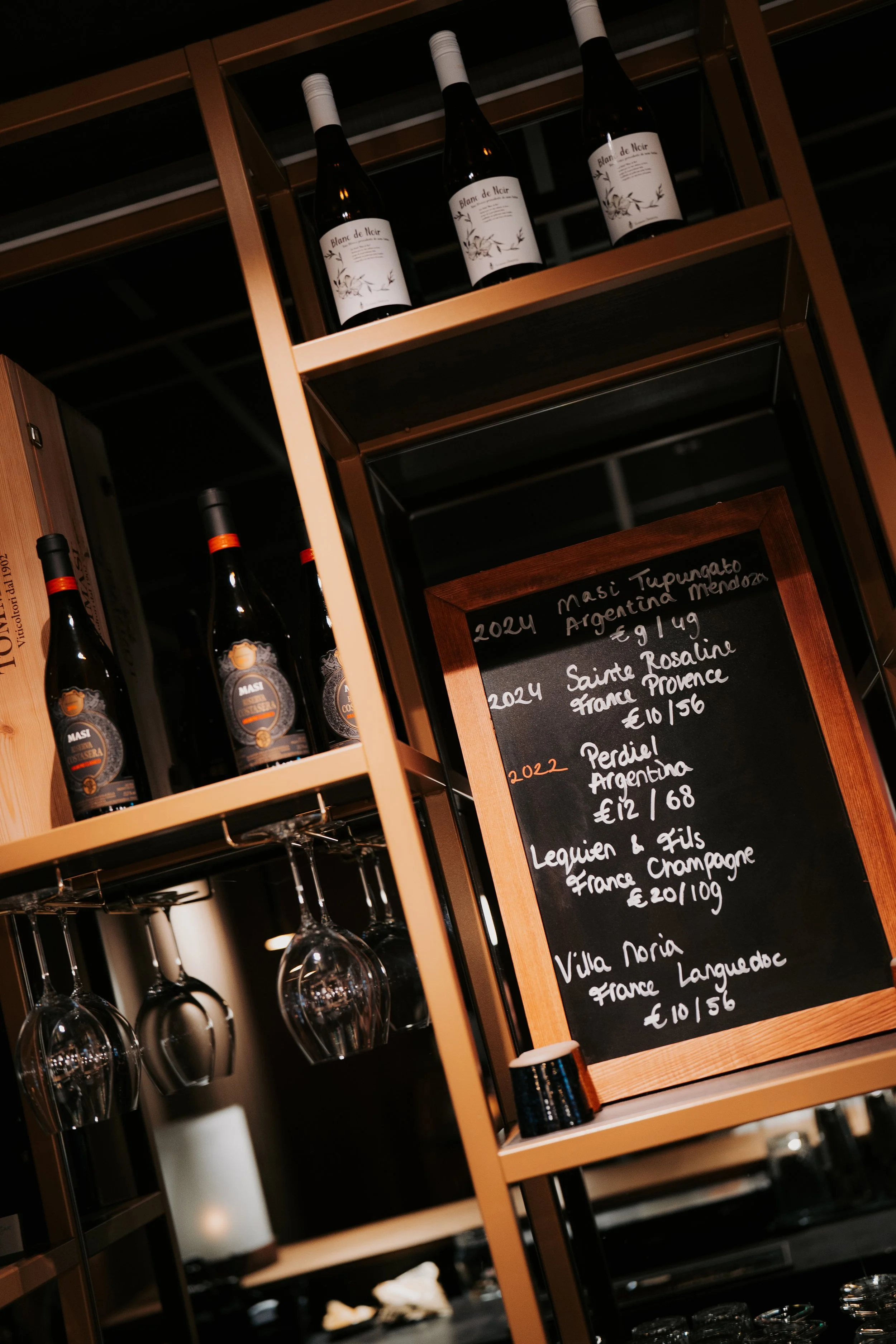 Wine bar shelves with bottle display at Vermeers Wijnkamer, Amsterdam, redesigned by Meeder Ontwerpers X Studio Michiel Wijnen.