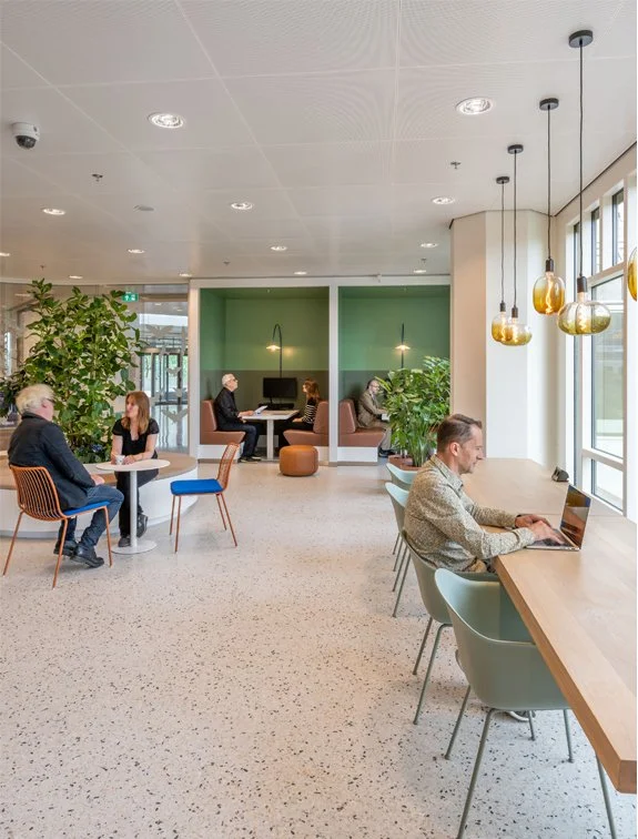 Quiet booth with green seating in The Garden Room at Rabobank Headquarters, Utrecht, designed by Meeder Ontwerpers.
