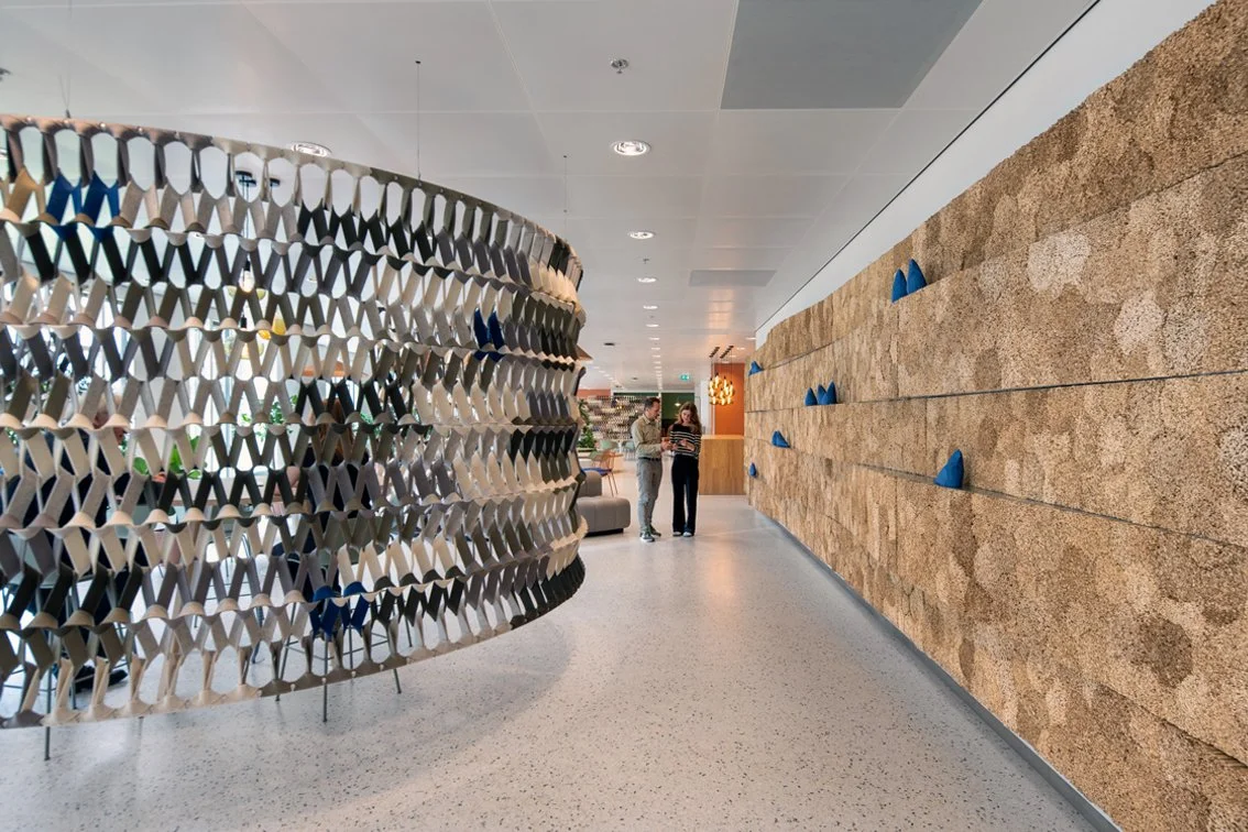 Woven reed wall and felt panel detail in The Garden Room at Rabobank Headquarters, Utrecht, designed by Meeder Ontwerpers.