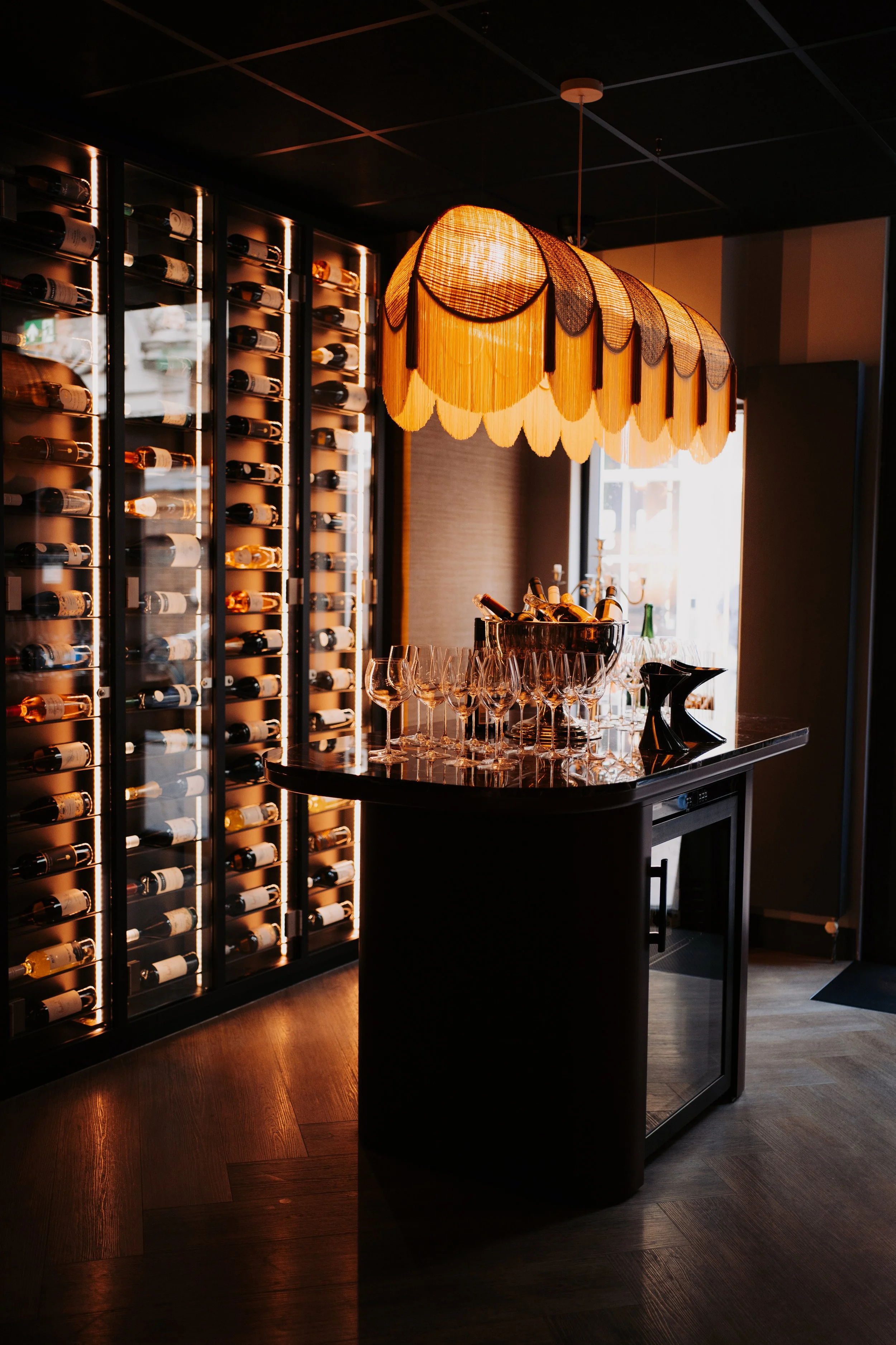 Wine tasting table in Vermeers Wijnkamer, Amsterdam, redesigned by Meeder Ontwerpers X Studio Michiel Wijnen.