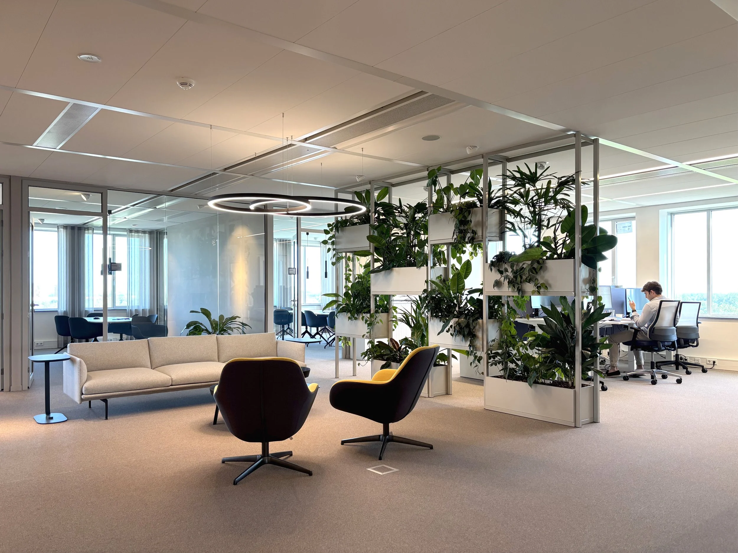 Office lounge with plant wall and vertical garden at Garbe Institutional, Zuidas Amsterdam, designed by Meeder Ontwerpers.