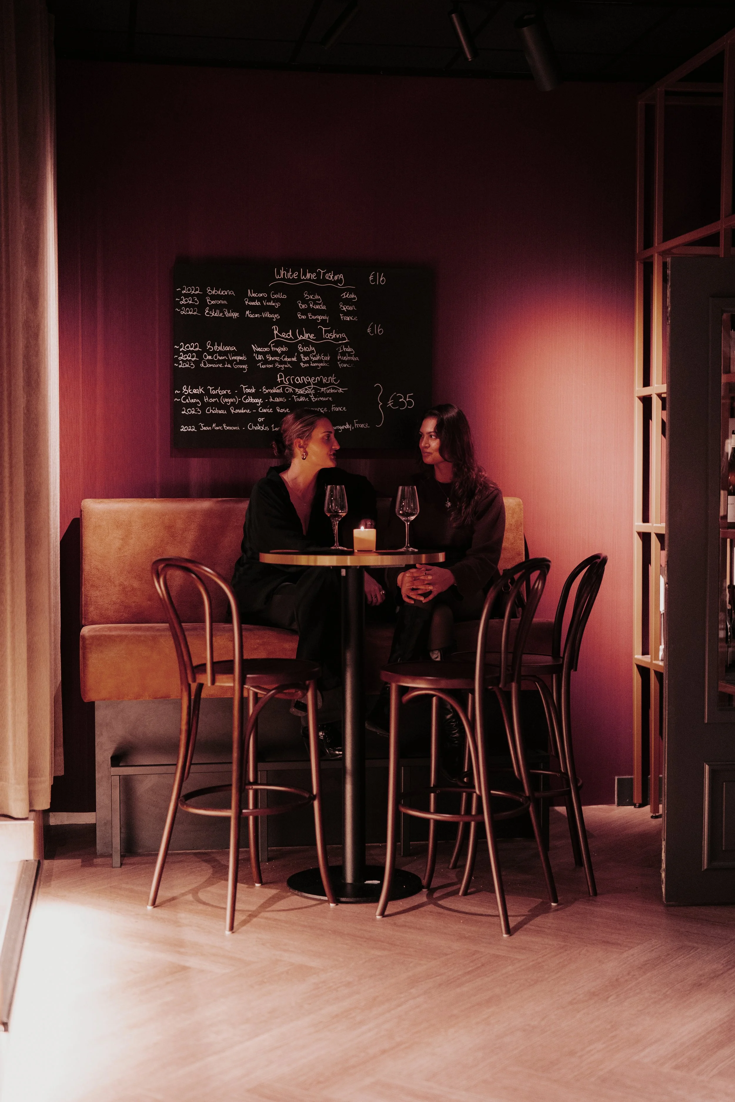 High bench seating with chalkboard wall at Vermeers Wijnkamer, NH Barbizon Palace Amsterdam, redesigned by Meeder Ontwerpers X Studio Michiel Wijnen.