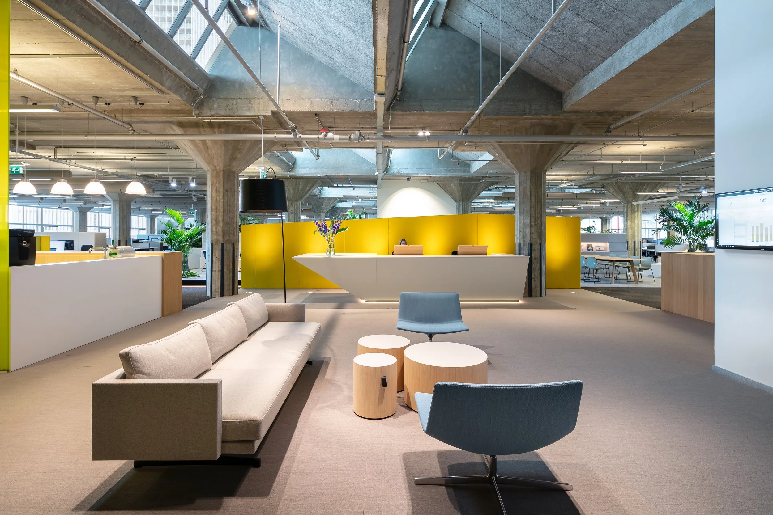 Office entrance with bench and reception desk at Yuki HQ, Rotterdam, designed by Meeder Ontwerpers.