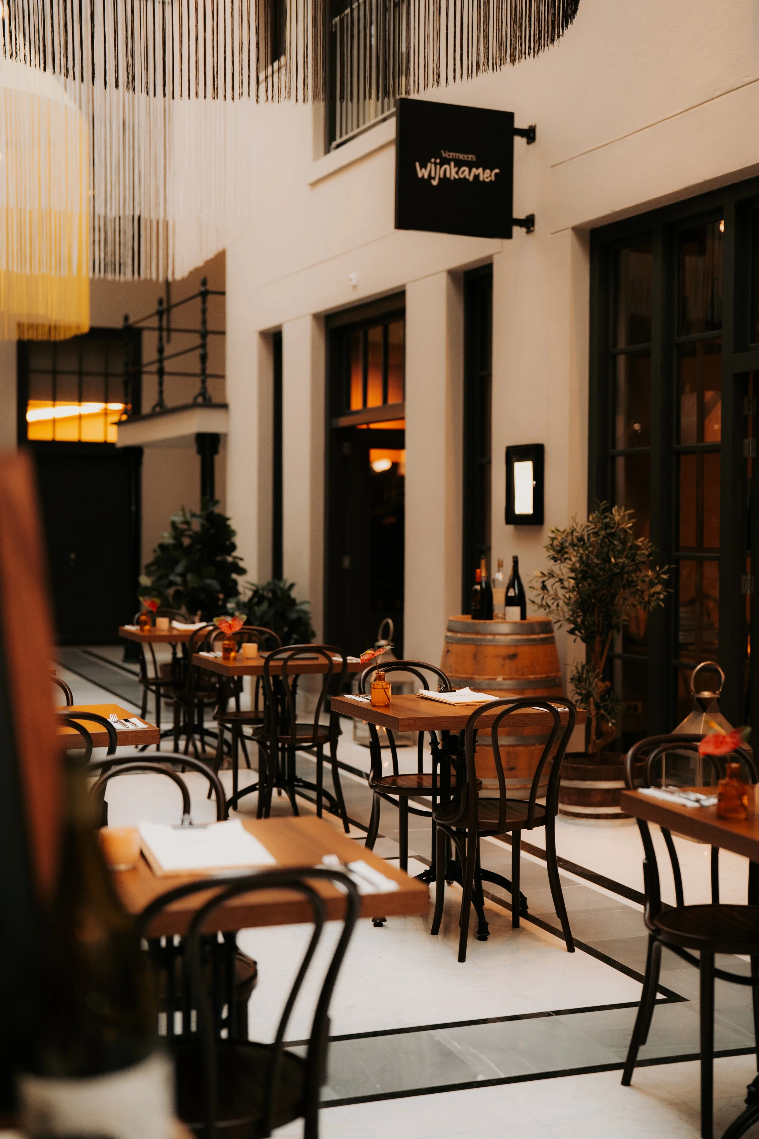 Hotel lobby of Vermeers Wijnkamer at NH Barbizon Palace, Amsterdam, redesigned by Meeder Ontwerpers X Studio Michiel Wijnen.