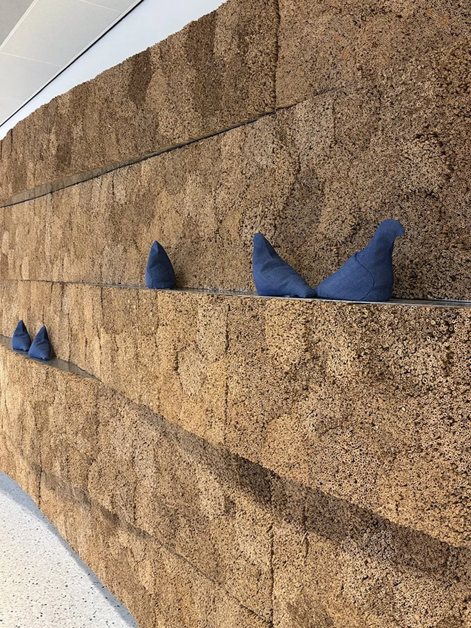 Acoustic woven reed wall with blue bird graphics in The Garden Room at Rabobank Headquarters, Utrecht, designed by Meeder Ontwerpers.