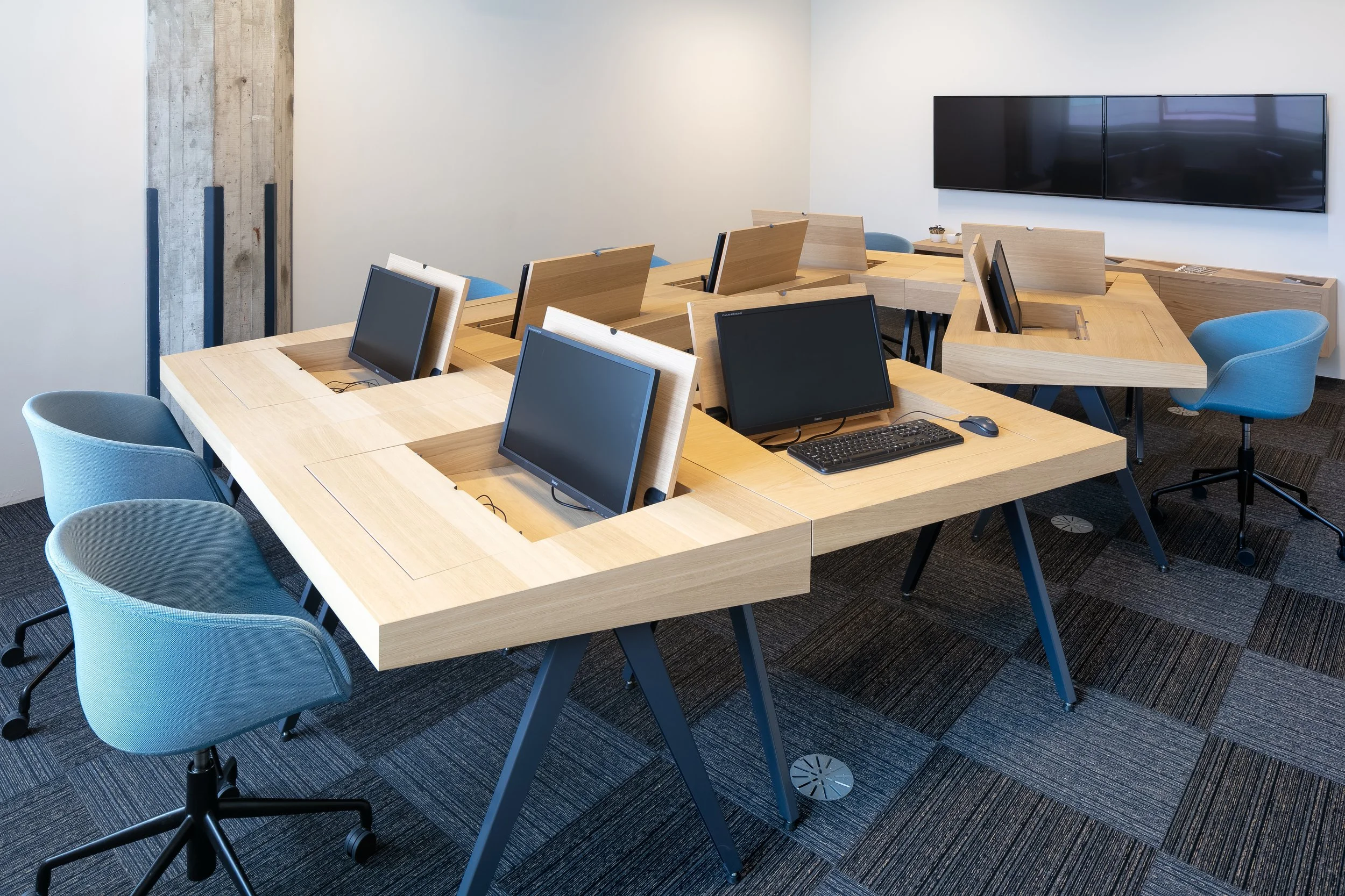 Multifunctional desk transforming meeting room into training space at Yuki HQ, Rotterdam, designed by Meeder Ontwerpers.