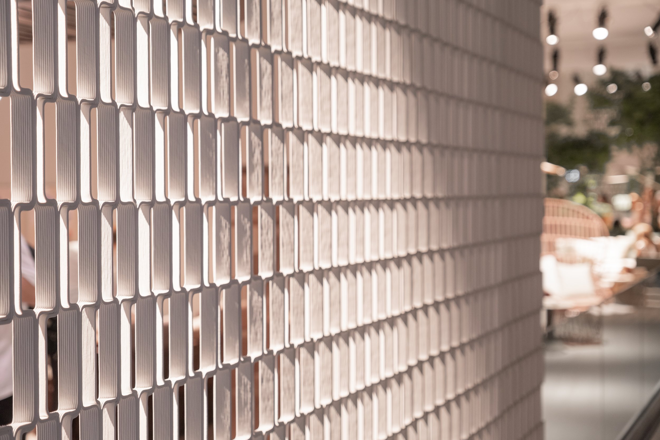 Close-up of white Nazka Screen 3D printed room divider, designed by Meeder Ontwerpers X Studio Michiel Wijnen and produced by Aectual.