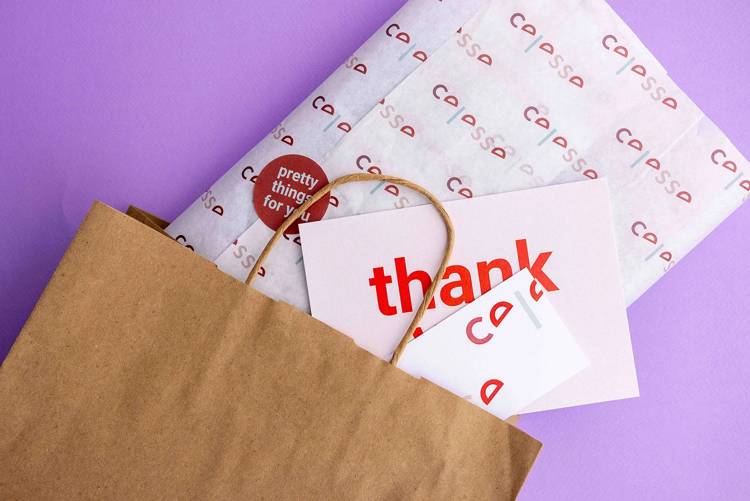 Papiertüte, Gutscheinkarte und gebrandetes Geschenkpapier mit dem Markennamen «celesse» aufgedruckt. Sticker mit dem Text: pretty things for you