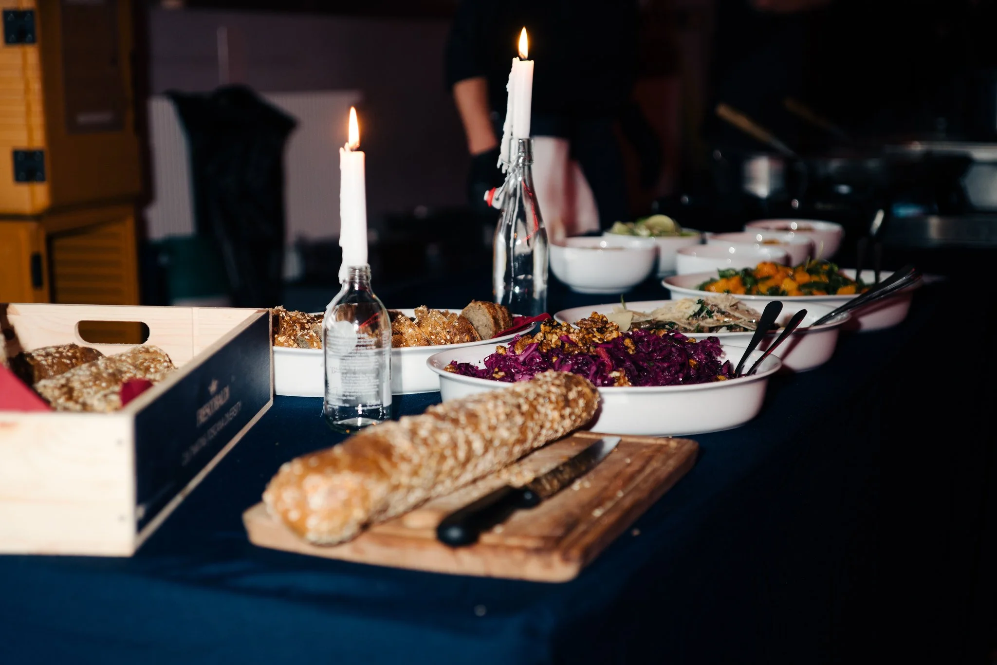 Frisches Brot und brennende Kerzen auf Buffettisch