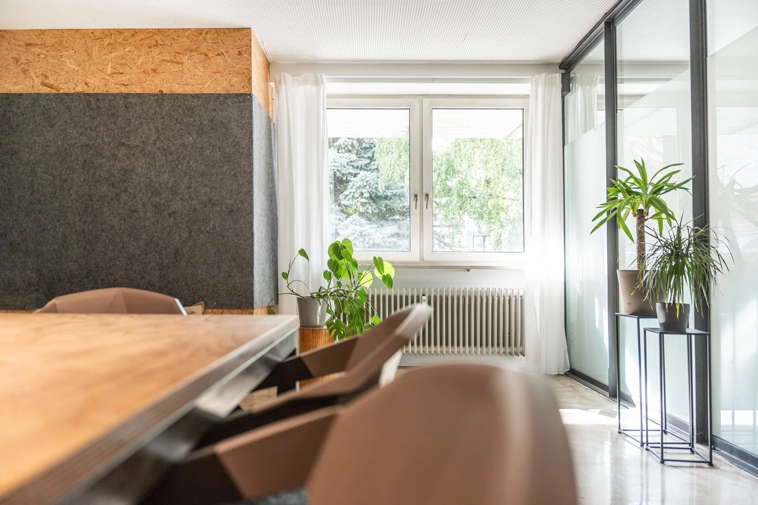 BASE Meetingraum & Workshop Space München – großer Meetingraum mit Tageslicht