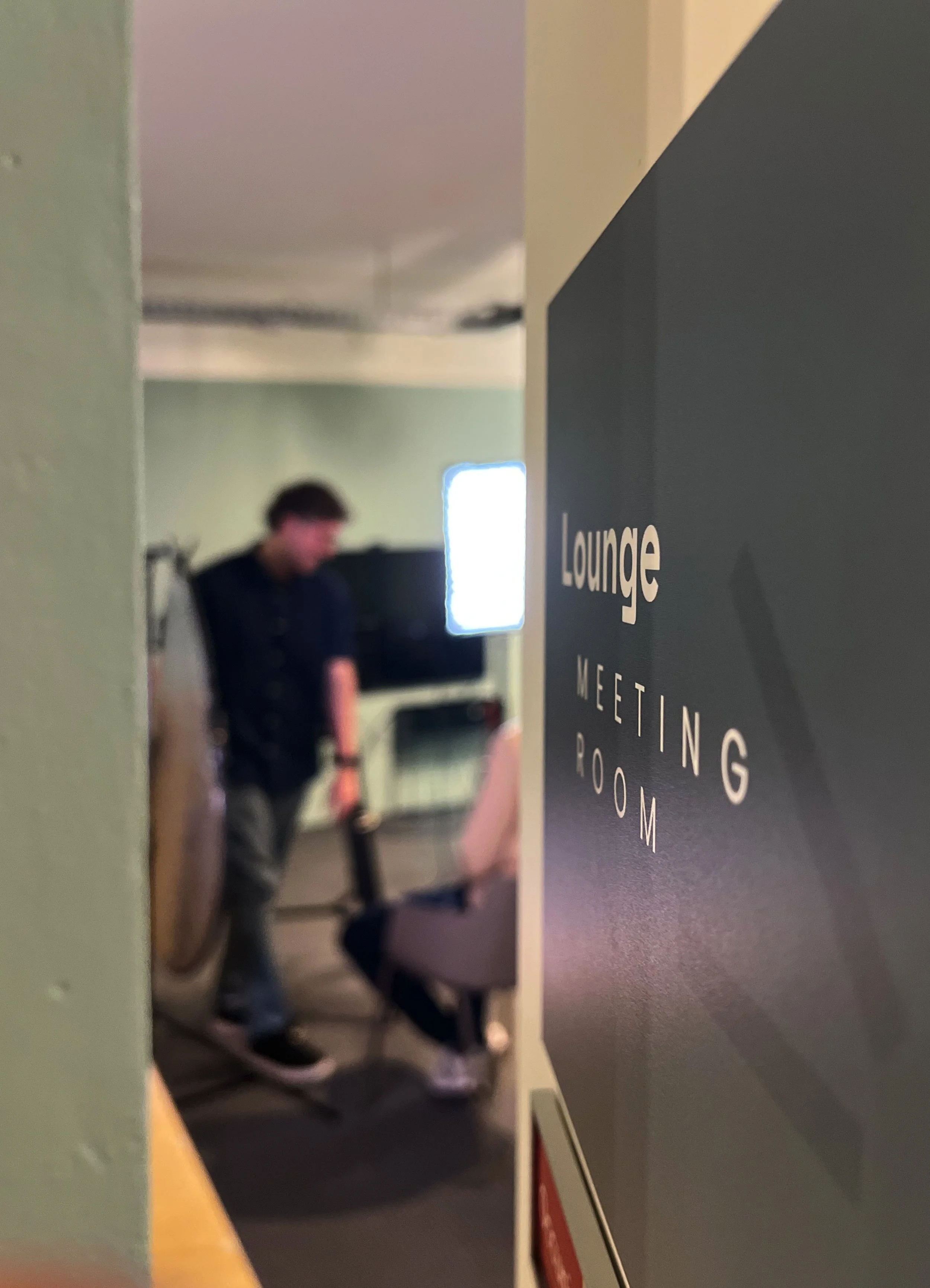 Videodreh im BASE Meetingraum "Lounge"