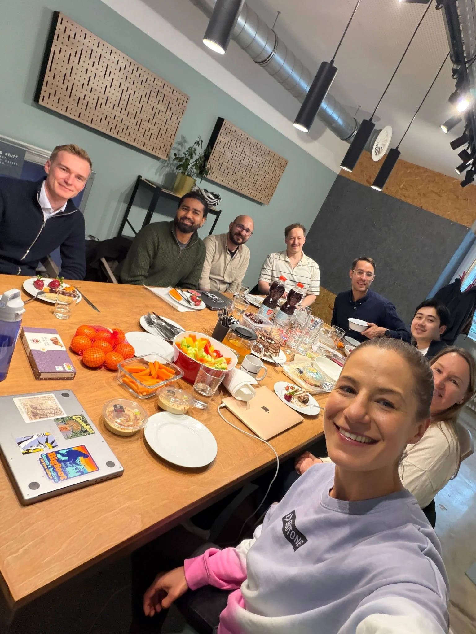 Host Oliver Bock (5.v.l.) und die Member des Founders Running Club beim Coworken im BASE Meetingraum Konfi