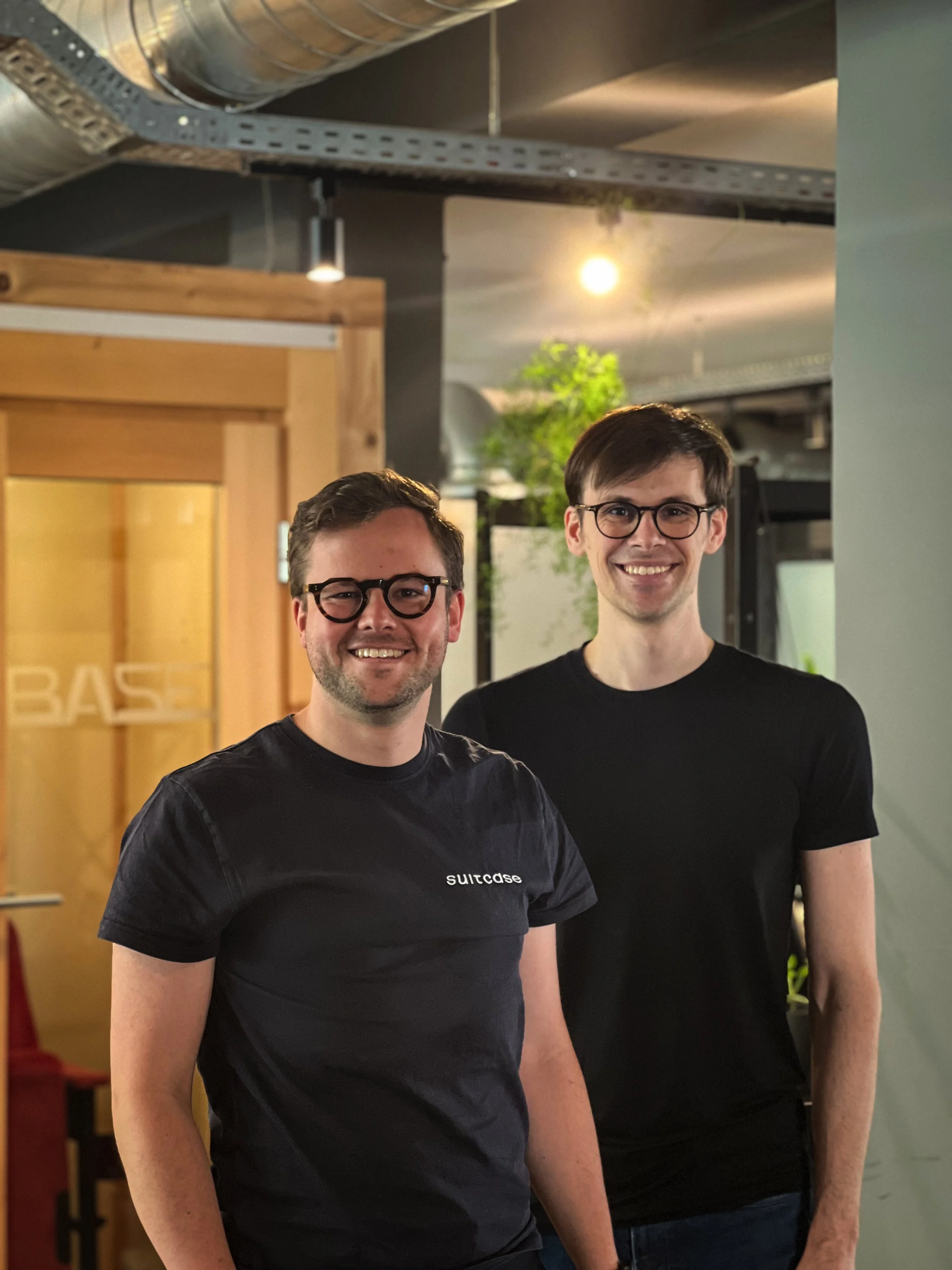 Tim Kniepkamp und Philipp Hertel – die Gründer der digitalen Schlichtungsstelle "Suitcase"