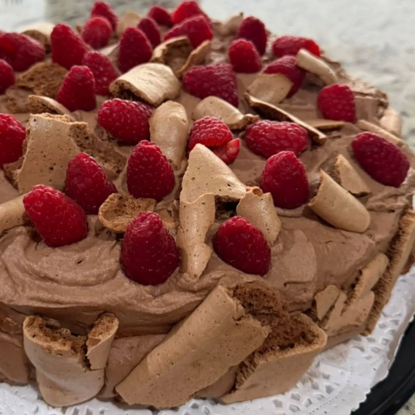 Chocolate, rasberry concord cake ♡ 
#concordcake #glutenfreecake #chocolatelovers #pasteldemerengue #pasteldechocolate