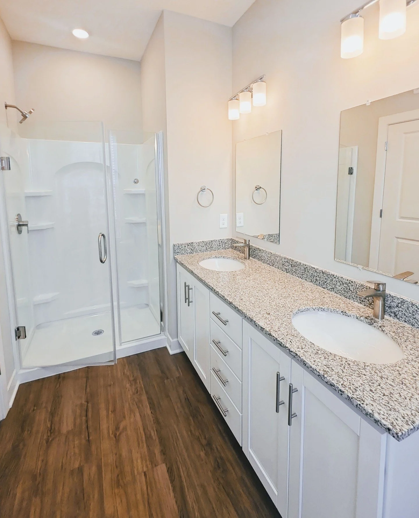 Double sinks mean no morning rush &ndash; everyone gets their space! Plus, the glass walk-in shower is easy to clean and brightens up the whole room. Simple, smart, and ready for your routine 🚿