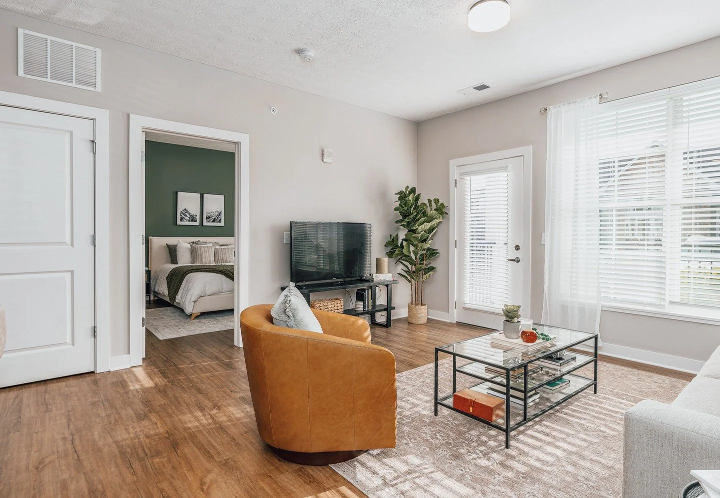 Open living, fresh air, and a peek at your dream bedroom 👀