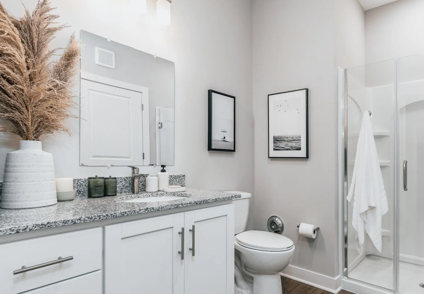 Your daily routine just got an upgrade! Experience a bathroom with modern design and sleek features made to impress 🚿