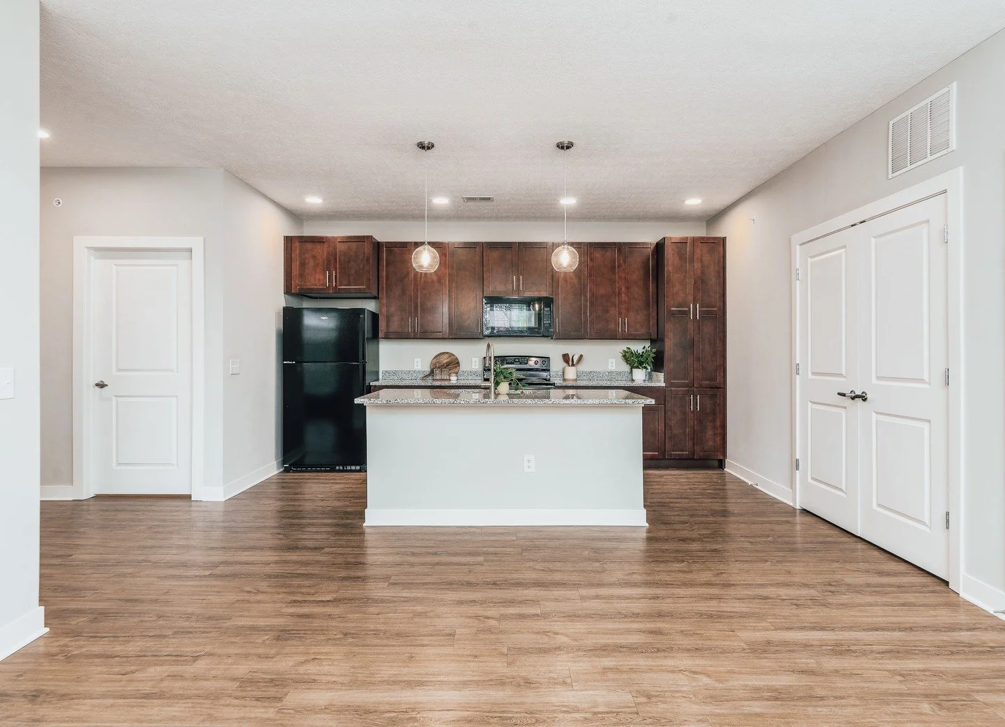 Feel right at home in The Rowan &ndash; our 2 bed/2 bath apartment with more than enough space to entertain, relax, and live your best life. With 1,053 sqft, you have room for everything you love! ✨️⁠
⁠
Schedule a tour today &amp; see for yourself!